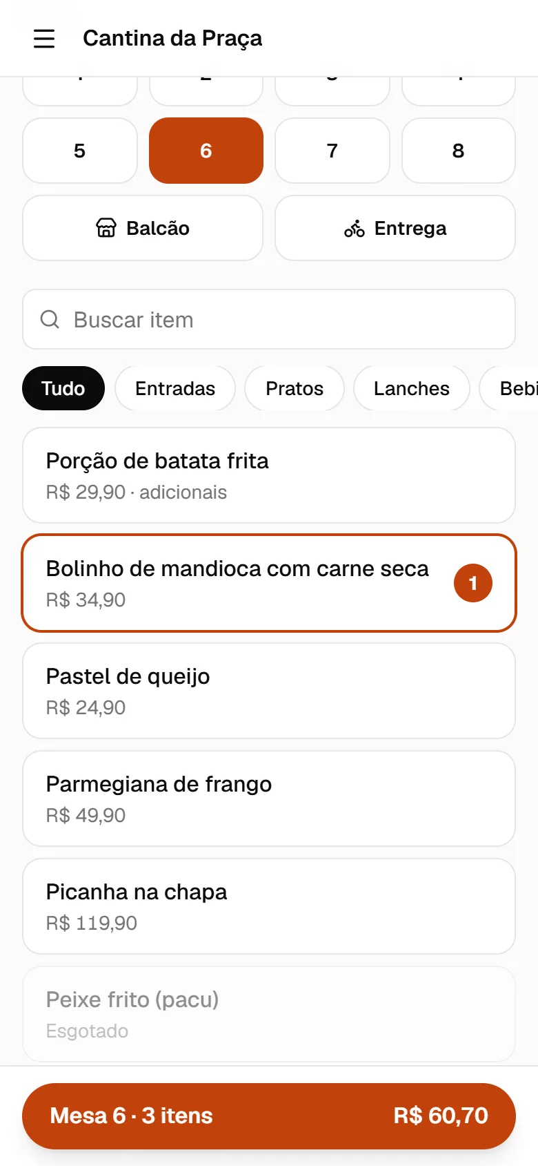Garçom lançando pedido da mesa 6 pelo celular